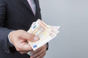Nằm mơ thấy người ta cho tiền đánh số gì? Số nào dễ trúng?